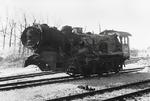 Am 09. April 1945 bombardierte die 9. US-Luftflotte den Bahnhof Saalfeld. Neben den offiziell 208 Toten bei diesem Luftangriff hatte die Reichsbahn im Bahnhofsbereich 270 zerstörte Eisenbahnwaggons (weitere 930 beschädigt) sowie die Zerstörung von vier Dampf- und fünf Elektrolokomotiven zu vermelden. Eine der getroffenen Dampflok war die Saalfelder 38 2774, die noch ein Jahr nach dem Angriff im Bahnhofsbereich abgestellt war. (27.04.1946) <i>Foto: RBD Erfurt</i>