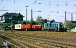 261 833 (Bw Dortmund Rbf) überführt einige historische Güterwagen in Hagen-Eckesey. (30.08.1985) <i>Foto: Wolfgang Bügel</i>