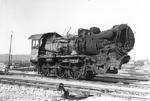 Die beim Luftangriff vom 09. April 1945 völlig zerstörte 38 2774 stand noch ein Jahr später im Bahnhof Saalfeld abgestellt. Sie wurde am 25.11.1946 ausgemustert. Links hinter der Lok liegt noch ein Oberleitungsmast, der im Zuge der Reparationsleistungen an die Sowjetunion abgebaut wurde. (27.04.1946) <i>Foto: RBD Erfurt</i>