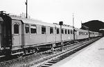 Mit einer bunten Wagenreihung verkehrte der nach dem Krieg wieder eingeführte Skandinavien-Schweiz-Italien-Express (Stockholm-Basel-Rom).  (08.07.1950) <i>Foto: Walter Hollnagel</i>