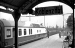 Präsentationsfahrt des VT 11 5003 im Bahnhof Koblenz Hbf. Das Zuglaufschild weist ihn als TEE 168 ("Paris-Ruhr") aus, dessen Laufweg planmäßig jedoch nicht über Koblenz, sondern über Köln - Aachen ging. (1958) <i>Foto: Fischer</i>