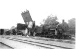 Als Reparationsleistungen sicherte sich die polnische Staatsbahn (PKP) aus preußischen Beständen zwischen 1918 und 1920 190 Lokomotiven der Baureihe 38.10 (pr. P 8). Zu Beginn des Zweiten Weltkriegs erwischte es eine dieser Maschinen durch einen deutschen Fliegerangriff bei Krośniewice zwischen Łódź und Kutno. (1939) <i>Foto: Karl Walter Einbeck</i>