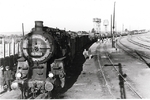 Die von der RBD Breslau in den Osten verschlagene 56 2625 auf der Strecke Snamenka - Krementschug in der Ukraine. Auffällig ist, dass die Lok keine abgedunkelten Lampen trägt. (1943) <i>Foto: RVM (Bandelow)</i>
