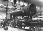 Blick in die Montagehalle der Borsigwerke in Berlin-Tegel. Welche Lokomotive hier gerade ihren Kesel erhält, ist leider nicht bekannt. (1930) <i>Foto: RVM</i>