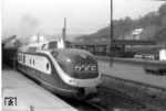 Präsentationsfahrt des VT 11 5003 im Bahnhof Koblenz Hbf. Das Zuglaufschild weist ihn als TEE 168 ("Paris-Ruhr") aus, dessen Laufweg planmäßig jedoch nicht über Koblenz, sondern über Köln - Aachen ging. (1958) <i>Foto: Fischer</i>