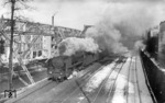 Durch die kriegszerstörten Häuserschluchten in Wuppertal-Barmen dampft 01 049 (Bw Hagen-Eckesey) mit D 30 im Ferngleis Richtung Köln. Links das Gerüst der Schwebebahn. (23.03.1949) <i>Foto: Carl Bellingrodt</i>