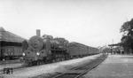 17 278 vor D 188 (Kassel - Hagen) im Bahnhof Fröndenberg.  (06.1935) <i>Foto: Hermann Maey</i>