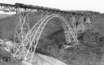 62 002 (Bw Lennep) überquert vor P 535 die Müngstener Brücke bei Solingen-Schaberg. Die als "Kaiser-Wilhelm-Brücke" gebaute 107 m hohe Brücke überspannt das Tal der Wupper und wurde am 21. März 1897 fertiggestellt. Gut 110 Jahre nach ihrer Eröffnung ist die Zukunft der Brücke wegen statischer Probleme ungewiss.  (03.1939) <i>Foto: RVM-Filmstelle Berlin</i>