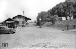 Zugang und Vorplatz des alten Bahnhofs Niederlahnstein an der rechten Rheinstrecke. (1958) <i>Foto: Slg. Eisenbahnstiftung</i>