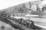 58 1244 (Bw Hagen-Vorhalle) auf der Ruhr-Siegstrecke bei Letmathe. Im Hintergrund führen zwei Eisenbahnbrücken über die Lenne: Die Steinbogenbrücke gehört zur Eisenbahnstrecke von Letmathe über Iserlohn nach Fröndenberg, die Kastenträgerbrücke davor dient der Anbindung der elektrifizierten Iserlohner Kreisbahn (Meterspur) an die Reichsbahn. (10.09.1931) <i>Foto: Hermann Maey</i>