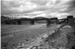 Eine französische Schnellzuglok befördert einen Besatzungsschnellzug auf der durch Kriegsschäden gekennzeichneten Moselbrücke in Koblenz. (1947) <i>Foto: Slg. Eisenbahnstiftung</i>