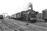 38 2967 verlässt vor P 1436 nach Krefeld den Bahnhof Kleve am Niederrhein. (30.03.1963) <i>Foto: unbekannt</i>