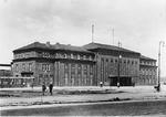 Das neue Empfangsgebäude des Bahnhofs Bremen-Neustadt, welches der Bedeutung der nahen Focke-Wulf-Flugzeugwerke auf dem Neuenlander Feld in Neustadt gerecht werden sollte. (1929) <i>Foto: RVM</i>