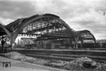 Die kriegszerstörte Halle in Koblenz Hbf. (1947) <i>Foto: Slg. Eisenbahnstiftung</i>