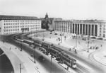 Blick über den Hansaplatz auf das Empfangsgebäude des Königsberger Nordbahnhofs (rechts), Land- und Amtsgericht (links) und Polizeipräsidium (Bildmitte). (16.05.1935) <i>Foto: RVM</i>