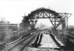 Bau der gewölbten Stahlträgerhalle des Bahnhofs Hamburg-Sternschanze nach den Entwürfen von Oberbaurat Caesar, Regierungsbaurat Schwartz und dem Eisenbahn-Bauinspektor Ernst Moeller der Königlichen Eisenbahndirektion Altona. (1902) <i>Foto: RVM-Archiv (Lachmund)</i>