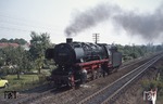 043 326-8 räuchert durch die Kleingartenanlagen von Bentlage auf dem Weg nach Salzbergen. (27.08.1973) <i>Foto: Wolfgang Bügel</i>