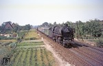 012 100-4 (01 1100) hat mit D 1338 den Bahnhof Rheine fast erreicht. Aufanhme aus dem Schrankenposten 210 bei Rheine-Bentlage. (27.08.1973) <i>Foto: Wolfgang Bügel</i>