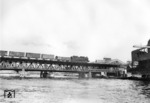 93 572 (Bw Hamburg-Harburg) mit einem Güterzug auf der Oberhafenbrücke in Hamburg. (17.07.1946) <i>Foto: Walter Hollnagel</i>