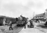 Bahnsteigszene im (Grenz-)Bahnhof Büchen mit 24 095 im Mittelpunkt. (07.09.1952) <i>Foto: Walter Hollnagel</i>