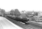 Auch der Hamburger Direktionsfotograf nutze die bekannte Fotostelle an der Wolkenburg in Wuppertal-Elberfeld, um die Richtung Hagen ausfahrende 01 015 vor der Stadtkulisse mit Schwebebahngerüst abzulichten. (21.06.1962) <i>Foto: Walter Hollnagel</i>