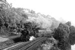Ein paar Westdivisen ermöglichten die erhöhte Perspektive von einem IFA-Lastwagen, um 01 0501-5 mit P 3003 vor der Kulisse der Dornburger Schlösser abzulichten. (09.10.1980) <i>Foto: Joachim Bügel</i>