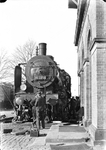 Die beim Bw Fulda stationierte 38 3716 landete unsanft auf dem Bahnhofsvorplatz eines unbekannten Bahnhofs. (04.1932) <i>Foto: RVM</i>