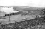 Ein Personenzug, gezogen von einer Lok der Baureihe 93, zieht an einem pflügenden Bauern bei Dümpelfeld in der Eifel vorbei. (1937) <i>Foto: RBD Köln (Felten)</i>