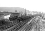 01 1087 (Bw Bebra) verlässt mit D 74 den Bahnhof Marburg an der Lahn. Links sind 91 1050 und eine unbekannte P 8 abgestellt.  (24.09.1960) <i>Foto: G. Moll</i>