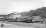 95 020 vor P 356 begegnet einem Güterzug auf der Frankenwaldbahn zwischen Hockeroda und Probstzella bei Oberloquitz. (13.06.1935) <i>Foto: DLA Darmstadt</i>