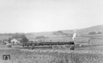 Am Vorabend des Zweiten Weltkriegs zieht 98 678 vom Bw Passau den P 3314 auf der Nebenbahnstrecke Waldkirchen - Haidmühle/Böhmen bei Jandelsbrunn. Die Strecke zweigte in Waldkirchen von der Nebenbahn Passau - Freyung (Ilzbahn) ab und wurde 1994 endgültig stillgelegt. Der Personenverkehr war bereits am 26. Mai 1963 komplett eingestellt worden. (17.06.1939) <i>Foto: RVM-Filmstelle Berlin</i>
