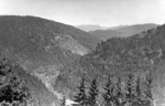 Fernblick von der Burg Lauenstein auf die im Loquitztal in Richtung Probstzella nachschiebende 95 009. (02.06.1939) <i>Foto: RVM-Filmstelle Berlin</i>