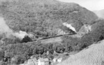 94 1080 befördert mit Schubunterstützung der 97 004 den GmP 3232 auf der Hunsrückbahn im Mühlbachtal oberhalb Boppard. Der Zug wird gleich im 124 m langen Kalmut-Tunnel verschwinden.  (1931) <i>Foto: DLA Darmstadt</i>