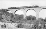 93 984 vor P 2648 auf dem Eulenbachviadukt in Velbert an der (stillgelegten) Bahnstrecke Kettwig - Wülfrath. (21.05.1933) <i>Foto: DLA Darmstadt</i>