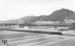 58 1139 mit Großraumgüterzug Gag 6548 vor der Kulisse des Siebengebirges mit Drachenfels und Drachenburg bei Bonn-Mehlem in Höhe des Betriebsbahnhofs Neuer Weg. Der schöne Blick wäre heute noch möglich, wenn er nicht völlig zugewachsen wäre... (17.03.1938) <i>Foto: RVM-Filmstelle Berlin</i>