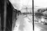Blick aus einem Wintersportsonderzug auf die arbeitenden Lokomotiven 55 und 57 kurz vor Meinerzhagen im Bergischen Land. (1937) <i>Foto: Theo Felten</i>