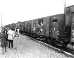 Rückführung österreichischer Staatsangehöriger nach dem Zweiten Weltkrieg auf einem Berliner Bahnhof. (27.07.1945) <i>Foto: RVM-Filmstelle Berlin</i>