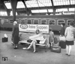 Bahnsteigsszene im Hagener Hauptbahnhof. (03.05.1972) <i>Foto: Willi Marotz</i>
