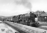 50 1046 (Bw Aalen) beim Zwischenhalt mit P 1439 im Bahnhof Lorch(Württ). (10.04.1967) <i>Foto: Heinz Hangartner</i>