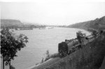 03 046 auf der linken Rheinstrecke zwischen Remagen und Oberwinter. Im Dunst des Rheintals sind Apollinaruskirche und die später (filmberühmte) Brücke von Remagen zu erkennen. (1937) <i>Foto: RBD Köln</i>