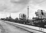 Transport von vermutlich Schiffsgeschützen auf Flachwagen der Deutschen Reichsbahn. (1942) <i>Foto: RVM (Ittenbach)</i>