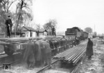 Abladen von Schienen aus einem Arbeitszug in Snamenka, was ausschließlich mit Muskelkraft erfolgt. Dem Arbeitszug ist eine polnische TY 23 (DRG Baureihe 58.23) vorgespannt.  (11.1943) <i>Foto: RVM (Hollnagel)</i>