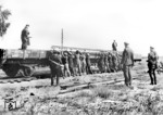 Aufladen von Schienen auf einen requierierten französischen Xm-Wagen durch russische Kriegsgefangene.  (1943) <i>Foto: RVM (Korte)</i>