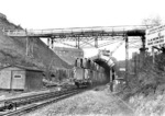 Bauarbeiten am Ichenbergtunnel nahe des Bahnhofs Eschweiler an der Strecke Köln - Aachen. Im Zuge der Elektrifizierungsarbeiten wurde die Tunnellänge von ursprünglich 256 m auf 95 m reduziert. Auf den Rs-Wagen am Zugschluss sind senkrecht verladene Rohkarosserien der bayrischen Automarke BMW 700 verzurrt.  (03.1961) <i>Foto: Fischer</i>