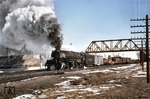 Die im Jahre 1941 von der "American Locomotive Company" (ALCO) gebaute Lok 4008 der Union Pacific (UP), bekannt als "Big Boy", verlässt den Bahnhof Cheyenne in Wyoming. Mit einem Gesamtgewicht von 548 t und einer Leistung von rund 6300 PS galt sie als stärkste Dampflokomotive der Welt. (1951) <i>Foto: Ron Amberger</i>