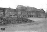 In der Nacht vom 29. auf den 30. Mai 1943 griffen 719 britische Bomber die Stadt Wuppertal an. Die Barmer Innenstadt wurde mit rund 1700 Spreng- und 280000 Brandbomben belegt. Nach diesem Großangriff auf Barmen wurden aus 4000 total zerstörten Häusern 3380 Tote geborgen. Auch das hier gezeigte Bahnhofsgebäude von Wuppertal-Barmen wurde bei dem Angriff schwer beschädigt. (06.1943) <i>Foto: RVM (Eckler)</i>