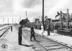 Eine 56.2 (pr. G 8.1) wartet im ukrainischen Bezirk Dnjepropetrowsk auf Ausfahrt mit einem Militärtransportzug. Als Ladegut sind Mörser auf dem Fahrgestell des Panzerkampfwagens 38 H eingestellt, bei denen es sich um 1940 erbeutete und modifizierte französische Fahrzeuge handelt.  (1943) <i>Foto: RVM (Hollnagel)</i>