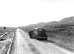 Reifenpanne am Dienstwagen "R 95400" des Hamburger Fotografens Walter Hollnagel auf der Straße nach Simferopol auf der Krim. (1943) <i>Foto: RVM (Hollnagel)</i>