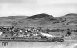 01 1082 vom Bw Bebra rollt auf der Nord-Südstrecke bei Mottgers in der Rhön vor D 174 südwärts. Hinter der Lok läuft einer der nur in 20 Exemplaren gabaute PwPost4ü aus dem Jahre 1928. (07.06.1951) <i>Foto: Carl Bellingrodt</i>