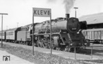 03 107 (Bw Mönchengladbach) vor einem Nahverkehrszug nach Krefeld im Bahnhof Kleve.  (03.1966) <i>Foto: O. Richter, Slg. F. Lüdecke</i>